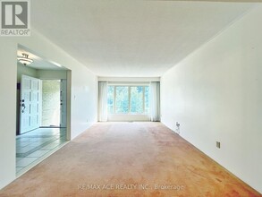16 Wardencourt Dr in Toronto, ON - Building Photo - Building Photo