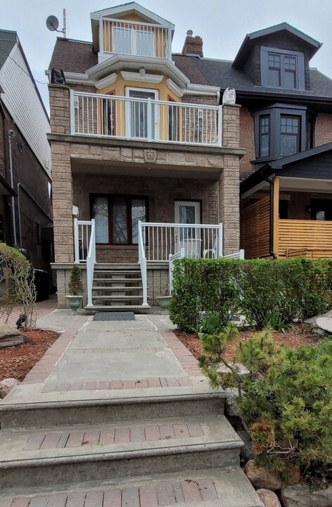 236 Garden Av in Toronto, ON - Building Photo