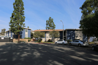 Villa Knolls Apartments in La Mesa, CA - Building Photo - Building Photo