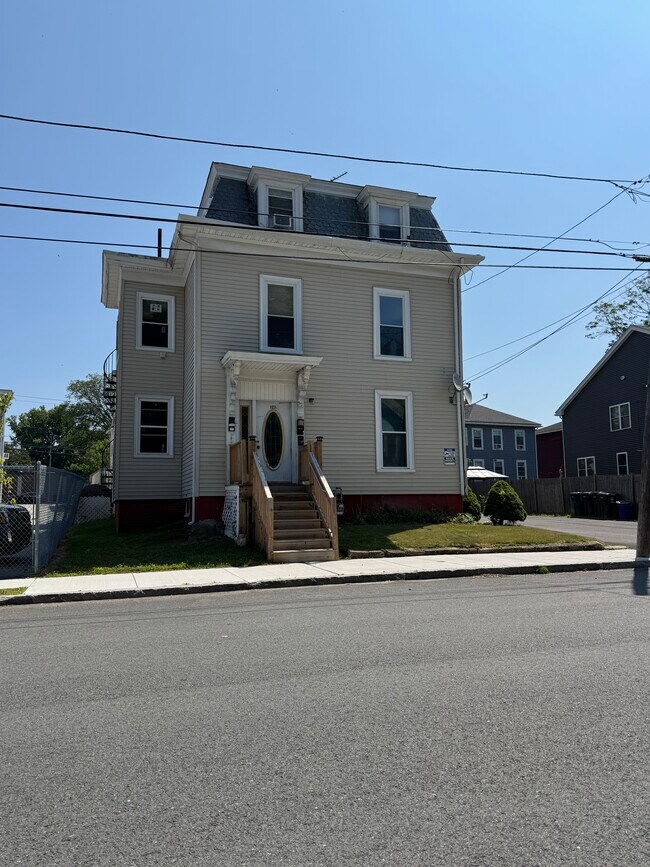 127 Portland St, Unit 2 in Haverhill, MA - Building Photo - Building Photo