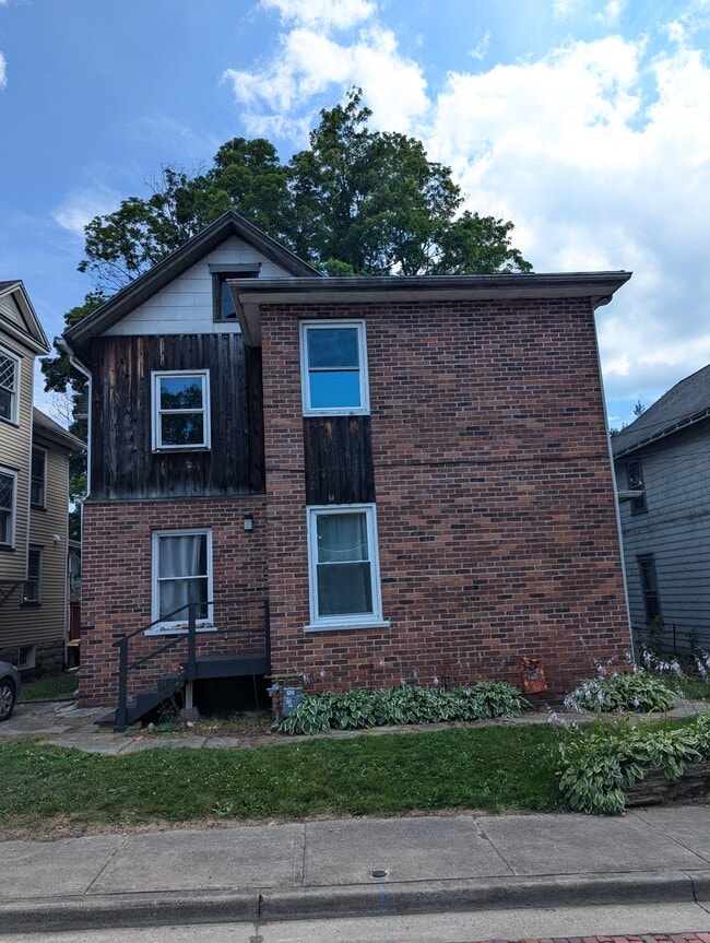 250 Locust St in Meadville, PA - Building Photo - Building Photo