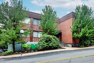 1006 Paradise Rd, Unit #1-N in Swampscott, MA - Building Photo - Building Photo
