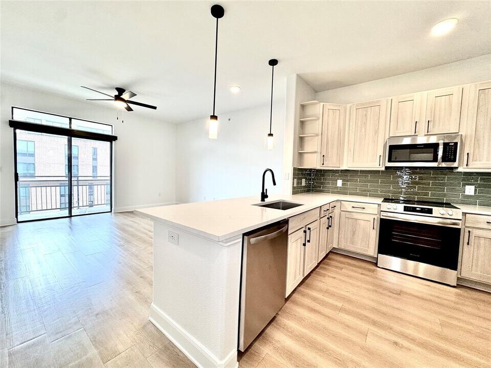 2300 Richmond Ave. in Houston, TX - Building Photo