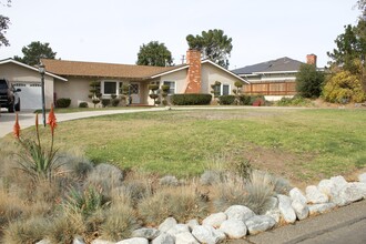 1107 Waverly Heights Dr in Thousand Oaks, CA - Foto de edificio - Building Photo