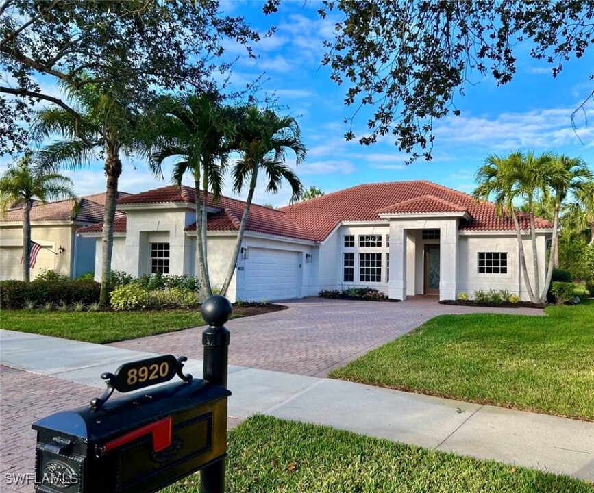 8920 Mustang Island Cir in Naples, FL - Foto de edificio