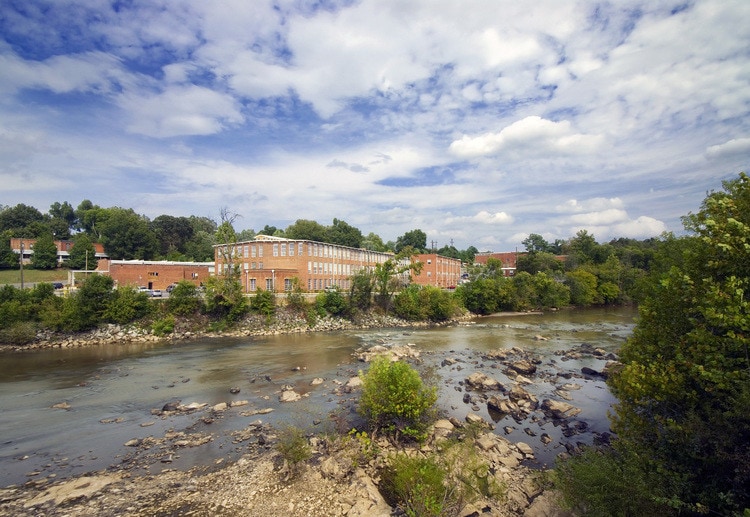 Saxapahaw Rivermill Apartments in Saxapahaw, NC - Foto de edificio