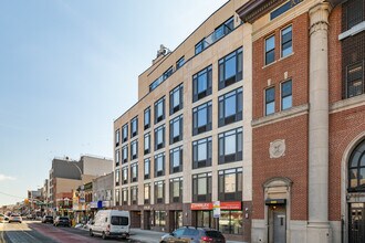 The Crown Residency At Northern in Flushing, NY - Foto de edificio - Building Photo