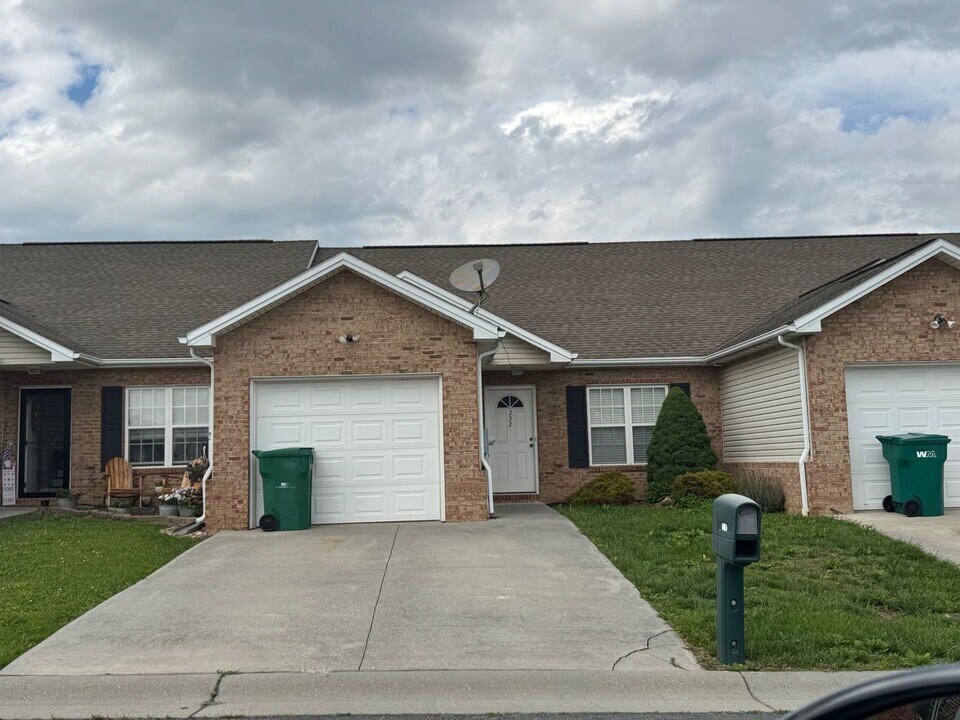 138 Olivia Dawn Ln in Broadway, VA - Building Photo