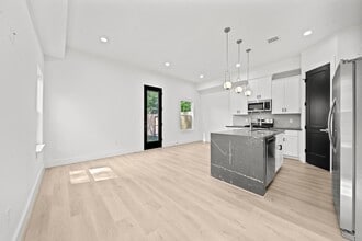 4930 Chennault Rd in Houston, TX - Foto de edificio - Building Photo