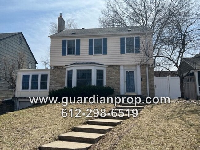 property at 1940 W Pinehurst Ave