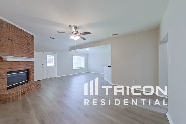 755 Catalina Dr in Lancaster, TX - Foto de edificio - Building Photo