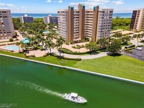 21 Bluebill Ave in Naples, FL - Foto de edificio - Building Photo