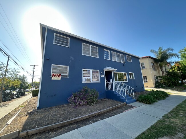 7661 Oakwood Ave in Los Angeles, CA - Foto de edificio - Building Photo