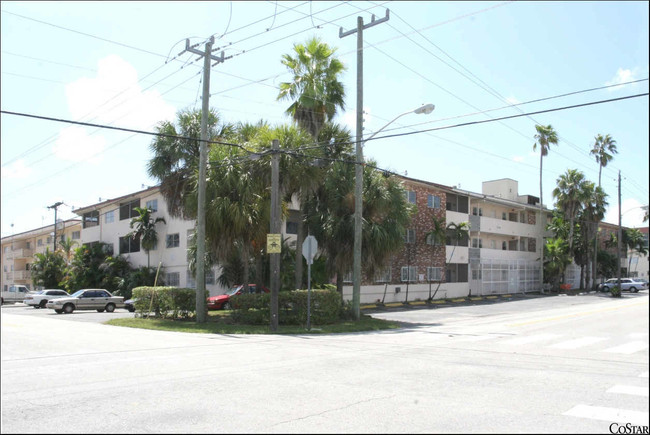 Colonial Sunset Apartments in Miami, FL - Building Photo - Building Photo