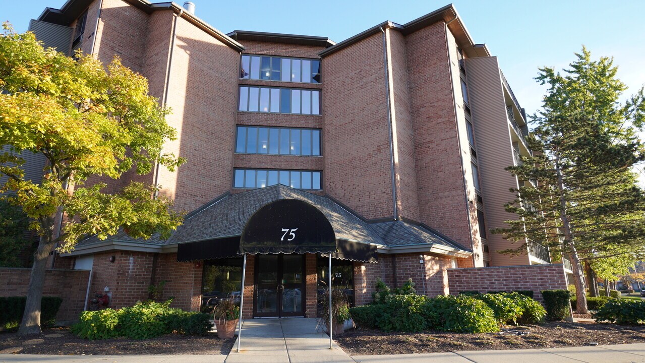 75 Kristin Cir in Schaumburg, IL - Building Photo