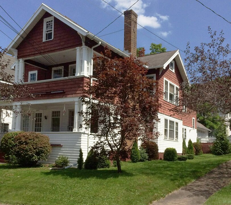1937 Storrs Ave, Unit first floor in Utica, NY - Foto de edificio