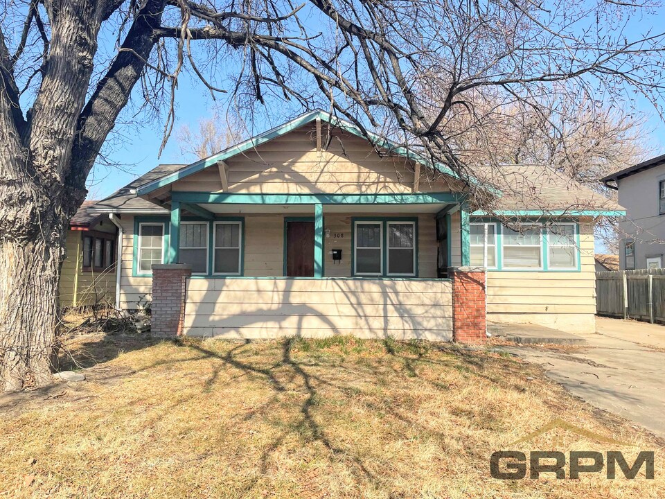 308 E 17th Ave in Hutchinson, KS - Building Photo