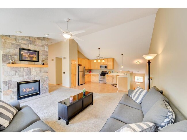 1387 Yorkshire Ln in Shakopee, MN - Building Photo - Building Photo