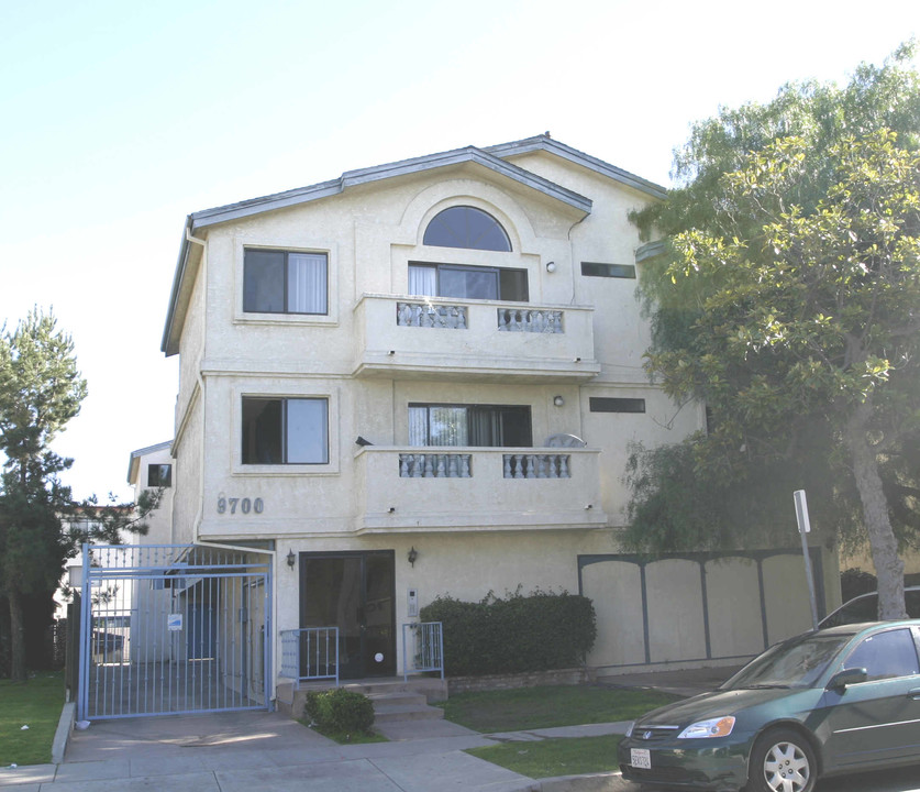 9700 Glasgow Pl in Los Angeles, CA - Building Photo