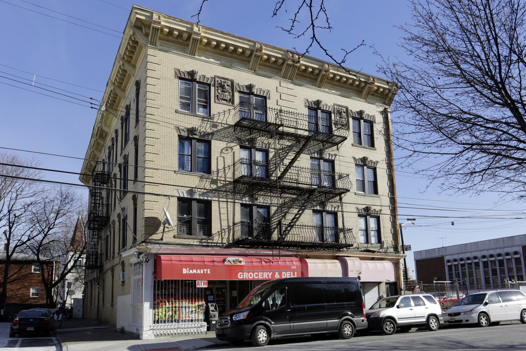 220 3rd St in Passaic, NJ - Foto de edificio
