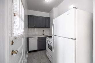 1321 W Estes Ave, Unit 29 in Chicago, IL - Foto de edificio - Building Photo