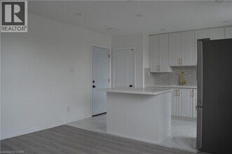 2224 Kingston Rd in Toronto, ON - Building Photo - Building Photo