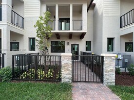 4622 NW 83rd Path in Doral, FL - Building Photo