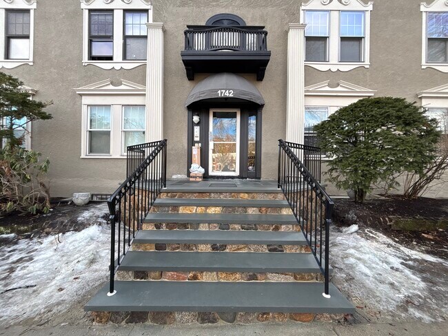 1742 Commonwealth Ave, Unit 1742 Commonwealth Ave #6 in Boston, MA - Foto de edificio - Building Photo
