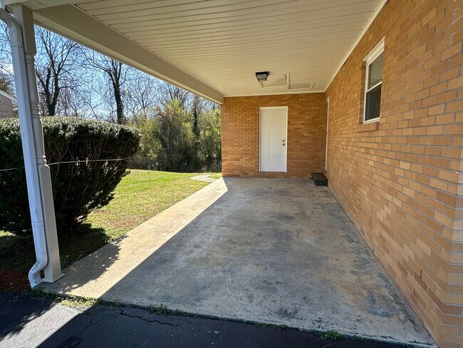 106 York Dr in Greeneville, TN - Foto de edificio - Building Photo