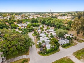 27881 New York St in Bonita Springs, FL - Foto de edificio - Building Photo