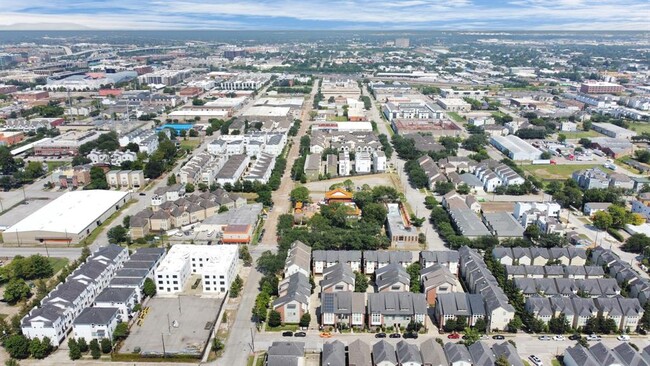 2817 Pease St in Houston, TX - Foto de edificio - Building Photo