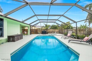 45 Wickliffe Dr in Naples, FL - Building Photo