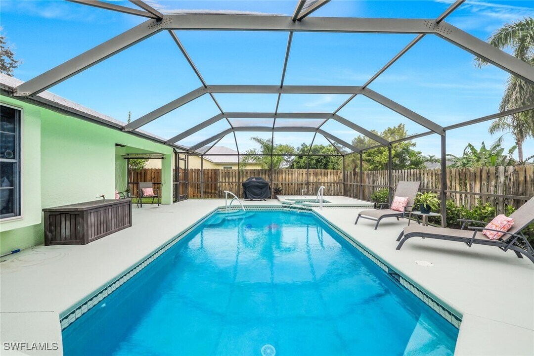 45 Wickliffe Dr in Naples, FL - Building Photo