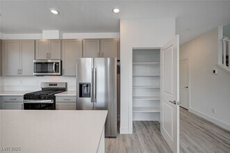 5733 Avondale Rise Wy in Las Vegas, NV - Building Photo - Building Photo