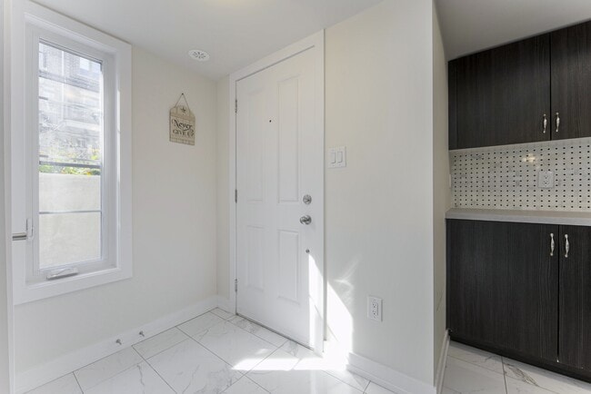 2355-2355 Sheppard Ave W in Toronto, ON - Building Photo - Building Photo