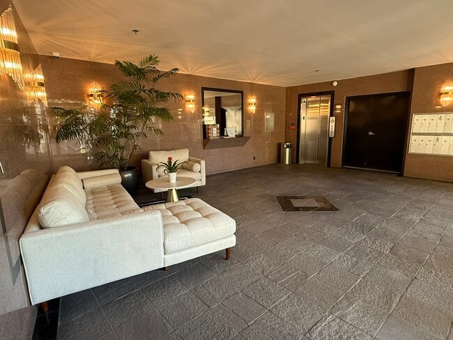 2222 N Beachwood Dr, Unit 412 in Los Angeles, CA - Building Photo - Building Photo