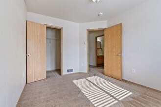 2401 SE 89th Ave in Portland, OR - Building Photo - Building Photo