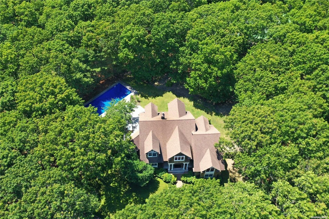 9 Ely Brook Rd in East Hampton, NY - Building Photo