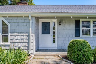 16 Baywater Dr in Darien, CT - Building Photo - Building Photo