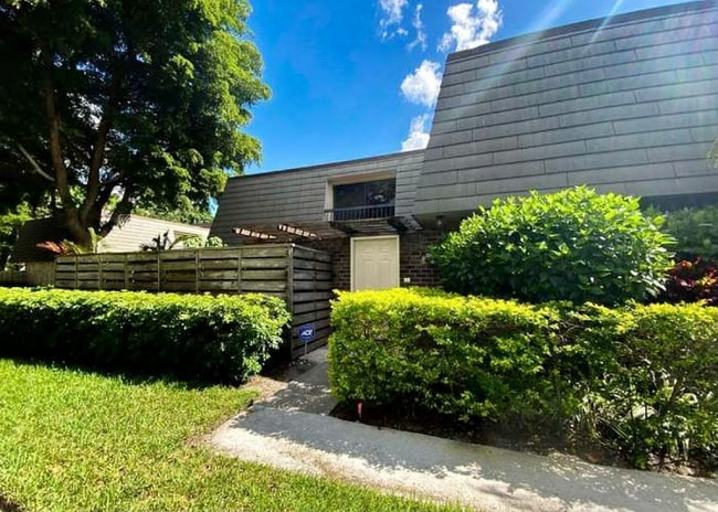 524 5th Terrace in Palm Beach Gardens, FL - Building Photo - Building Photo