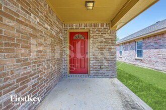 1925 Cross Oaks Dr in Lancaster, TX - Foto de edificio - Building Photo