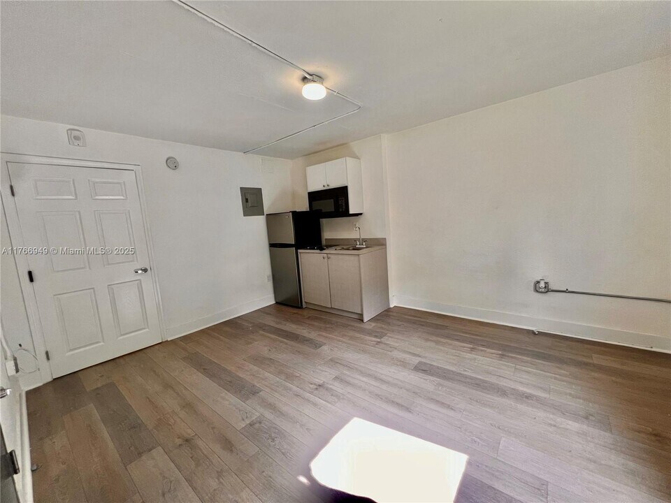 143 SW 9th St in Miami, FL - Building Photo
