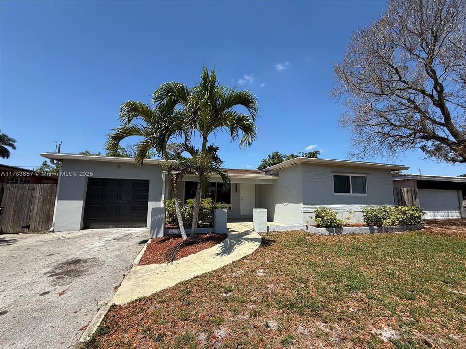 7825 Kismet St in Miramar, FL - Foto de edificio