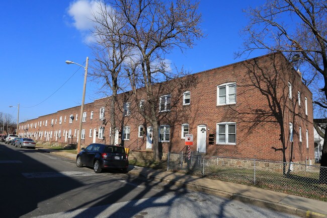 Brooklyn Manor Apartments in Brooklyn, MD - Foto de edificio - Building Photo