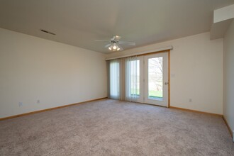 8 Redtail Ct in Coralville, IA - Building Photo - Building Photo