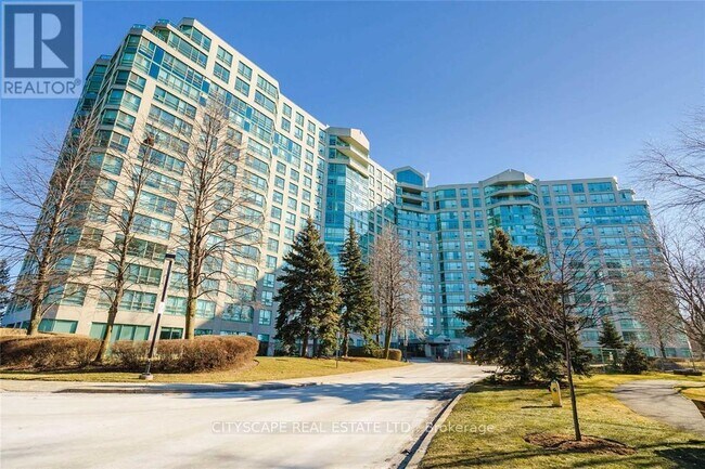 7825 Bayview Ave in Markham, ON - Building Photo - Building Photo