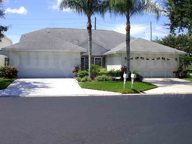 6145 Thresher Dr in Naples, FL - Foto de edificio - Building Photo