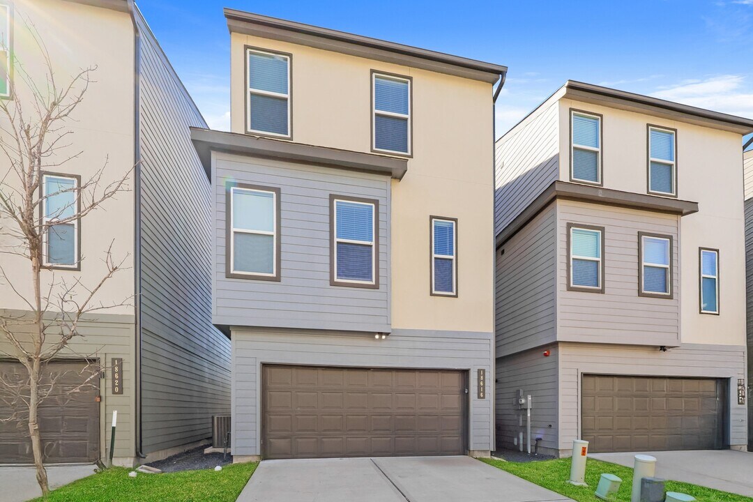 18616 Whimsic Aly in Shenandoah, TX - Building Photo