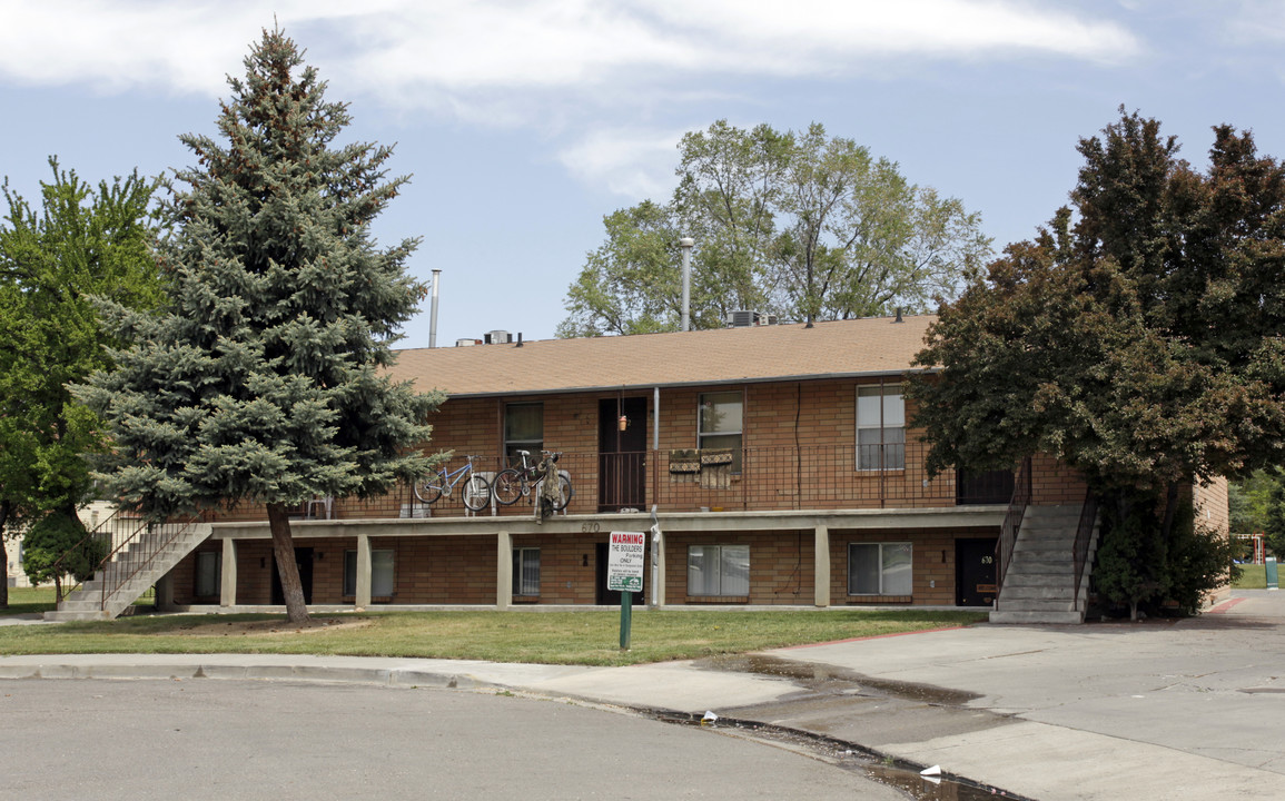 680 W Le Bon Cir in Provo, UT - Foto de edificio