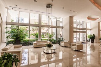 1111 SW 1st Ave, Unit UPH4017 in Miami, FL - Building Photo - Building Photo